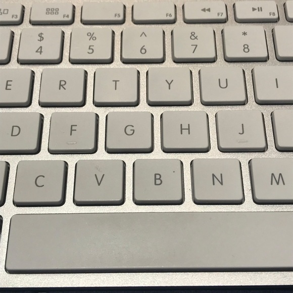 APPLE wireless keyboard with Bluetooth. Model A1314 - Picture 5 of 8